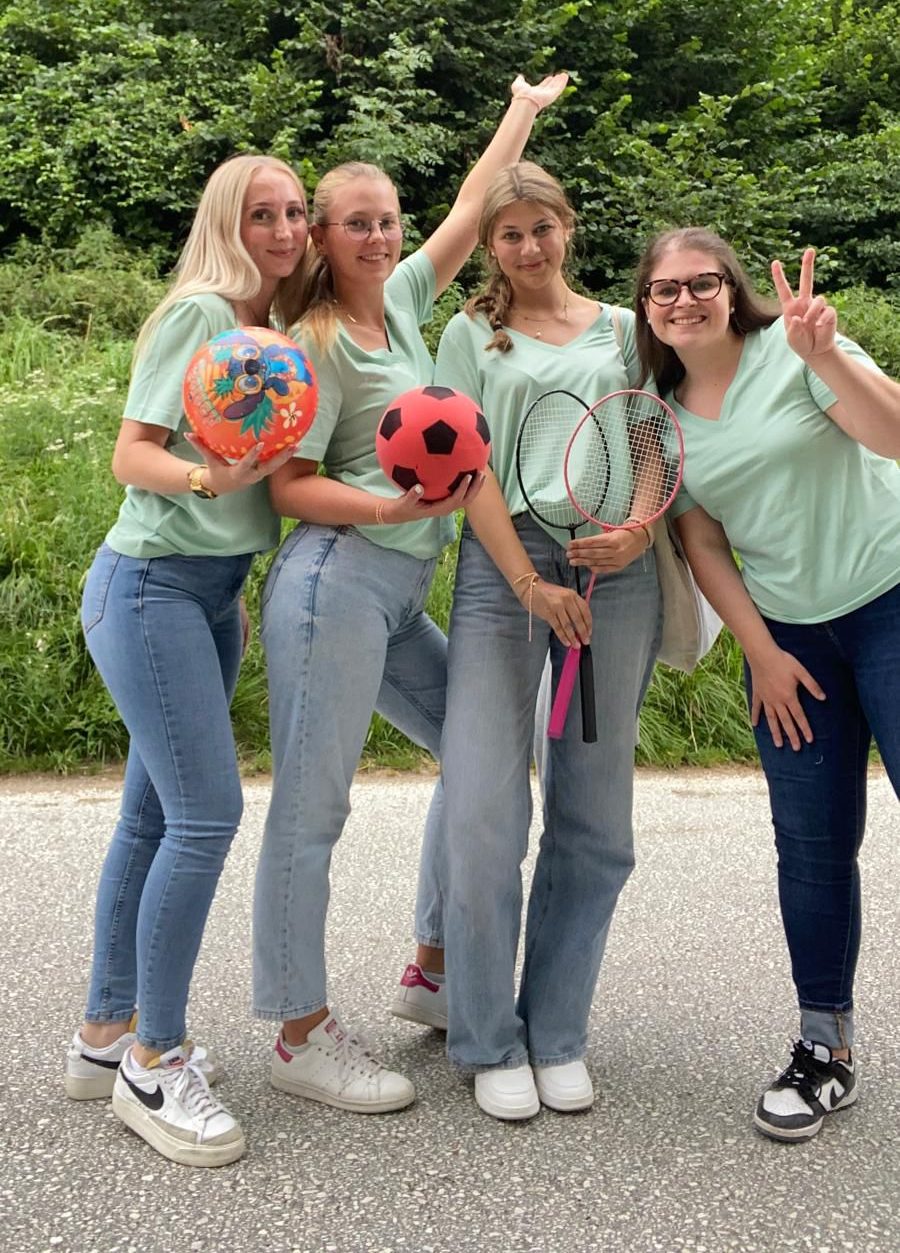 Vier Frauen mit Spielzeug in der Hand