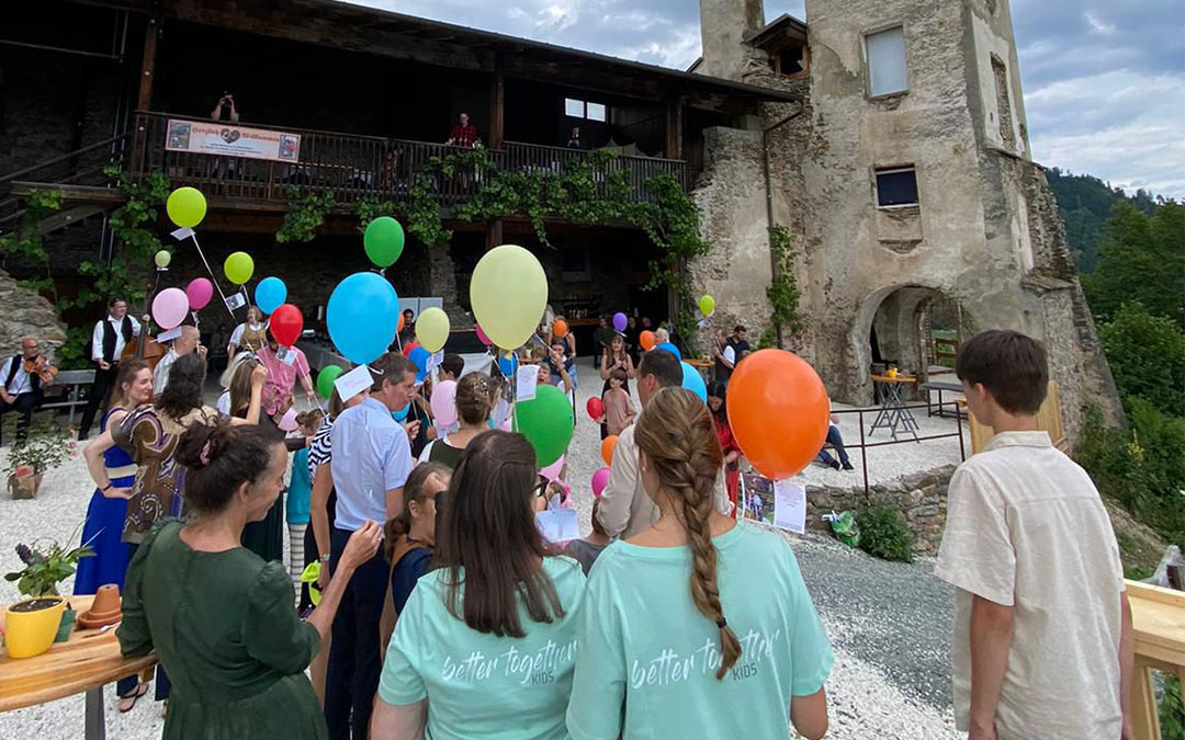 Menschen mit Luftballons